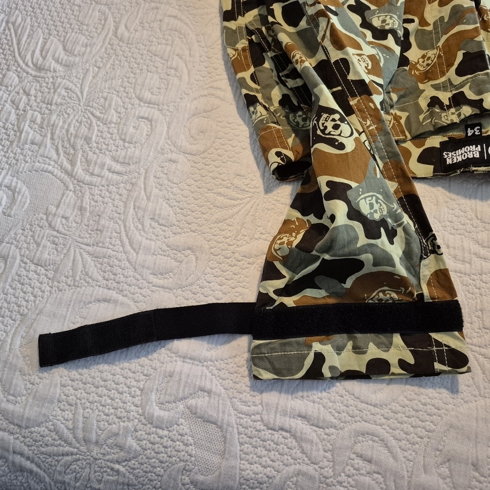 Broken Promises women's size 34 Grim Reaper design camo pants EUC or better - Picture 7 of 11